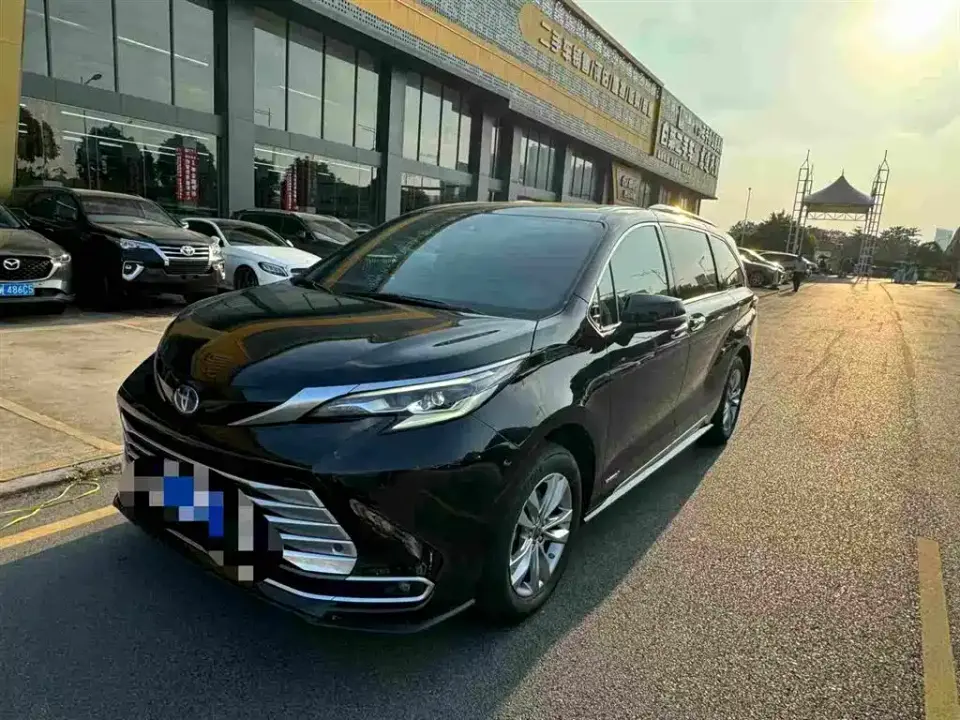 Toyota Sienna 2.5L Hybrid Platinum Edition 2022