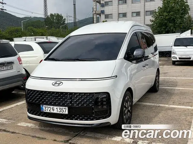 Hyundai Staria 4WD Lounge 9-Seater Limousine 2023