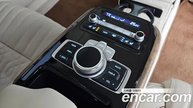 Genesis G90 5.0 AWD Limousine Prestige 2021 — фото 19