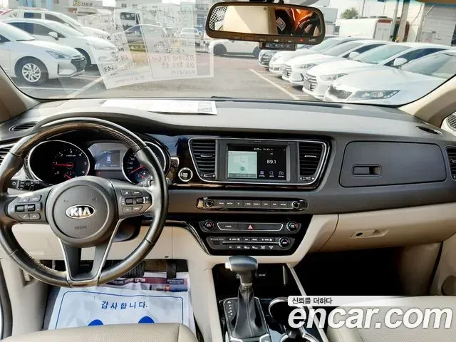 Kia Carnival 9-Seater Prstige 2019 — фото 10