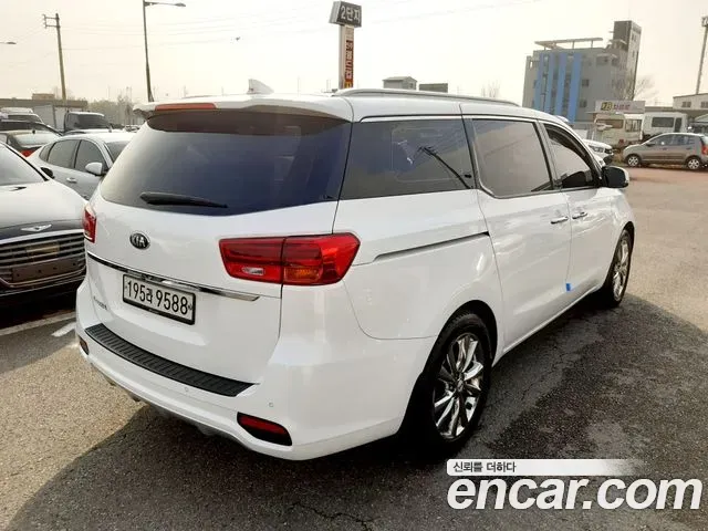 Kia Carnival 9-Seater Prstige 2019 — фото 4