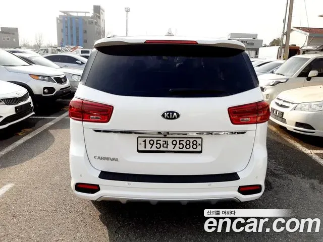 Kia Carnival 9-Seater Prstige 2019 — фото 5