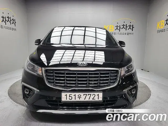 Kia Carnival 9-Seater Luxury 2019