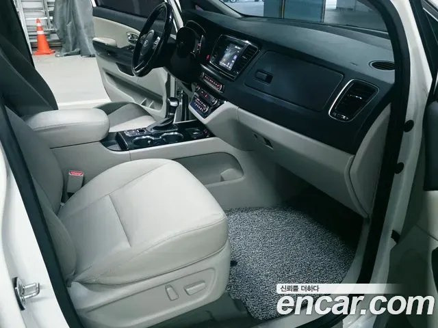 Kia Carnival 9-Seater Prstige 2020 — фото 16