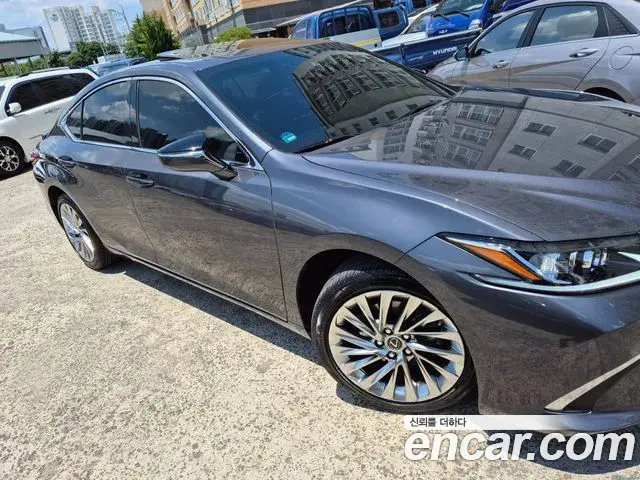 Lexus ES Luxury Plus 2023