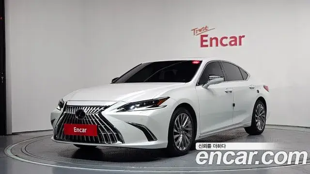 Lexus ES Executive 2025