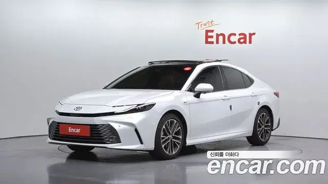 Toyota Camry 2.5 XLE Premium Hybrid 2025