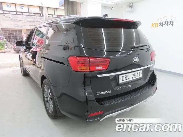Kia Carnival 9-Seater Luxury 2019 — фото 2