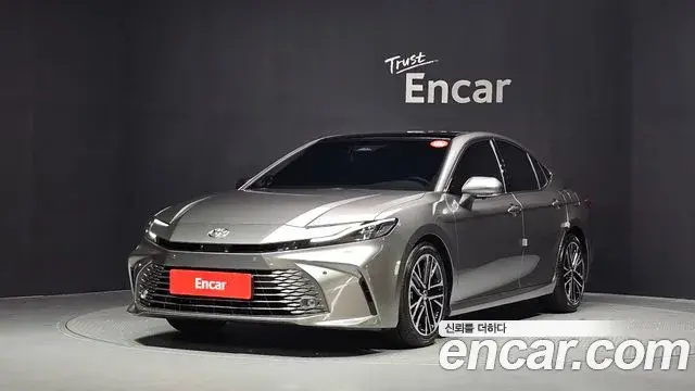 Toyota Camry 2.5 XLE Premium Hybrid 2025