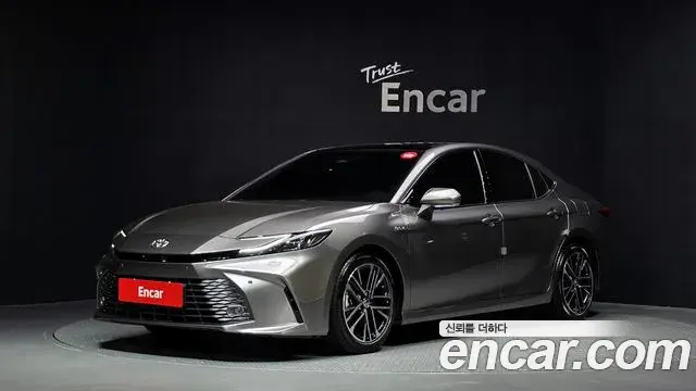 Toyota Camry 2.5 XLE Premium Hybrid 2025
