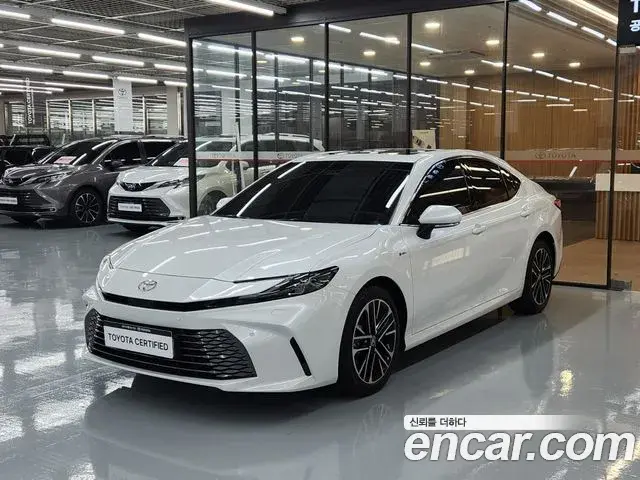Toyota Camry 2.5 XLE Hybrid 2025