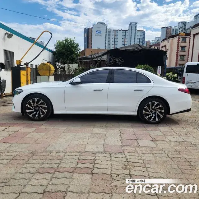 Mercedes-Benz E-Class E300 4MATIC Exclusive 2024
