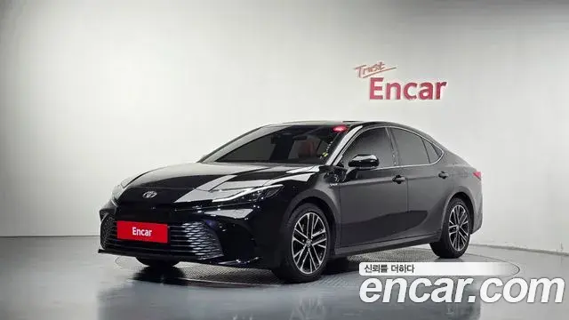 Toyota Camry 2.5 XLE Hybrid 2025