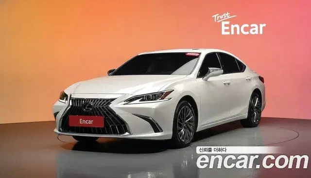 Lexus ES Luxury Plus 2023