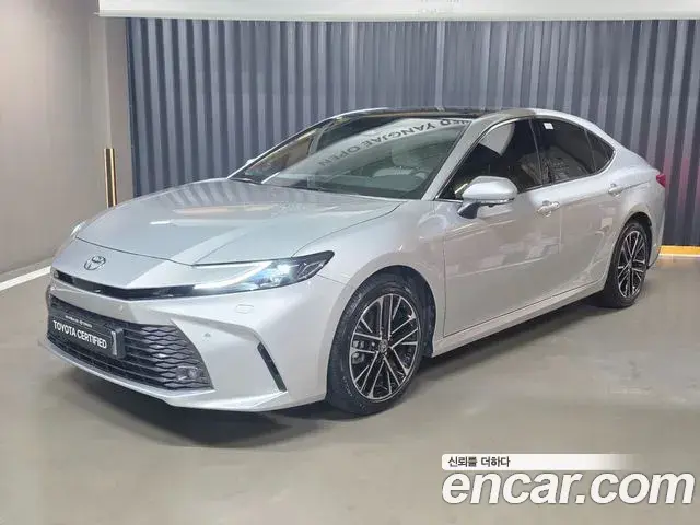 Toyota Camry 2.5 XLE Premium Hybrid 2025