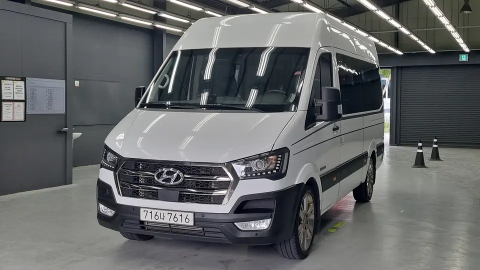 Hyundai Solati 15-seater Luxury 2023