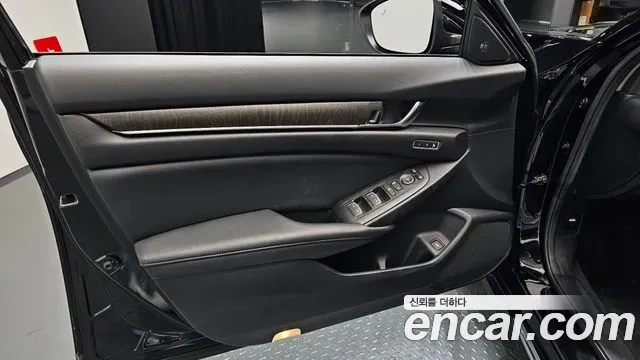 Honda Accord 2.0 Hybrid Touring 2021 — фото 24