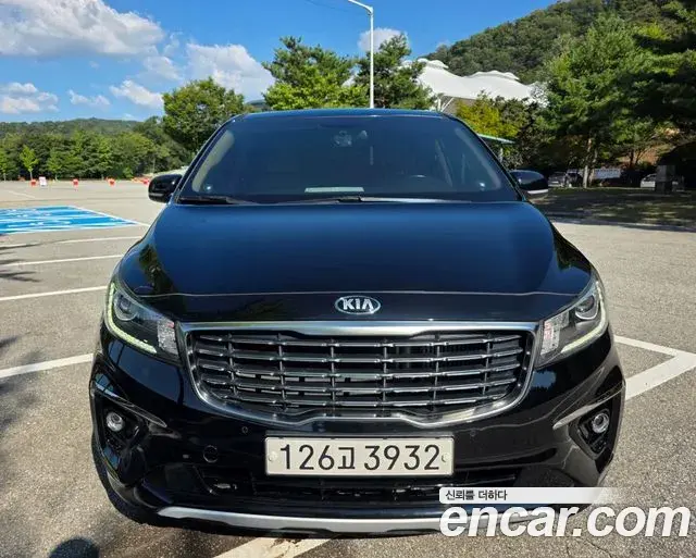 Kia Carnival 9-Seater Luxury 2019