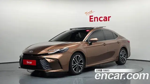 Toyota Camry 2.5 XLE Premium Hybrid 2025