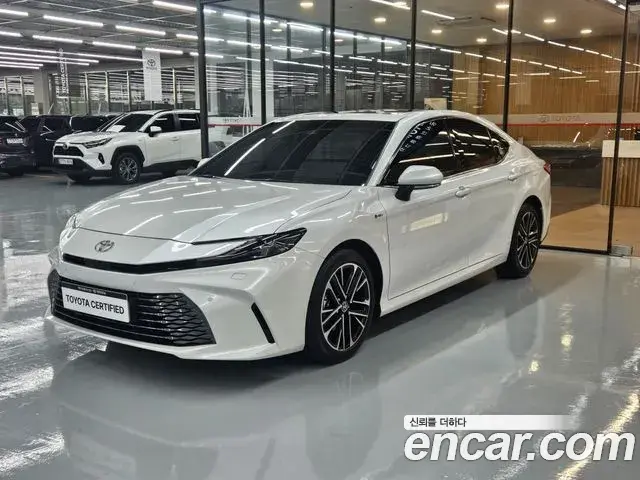Toyota Camry 2.5 XLE Hybrid 2025
