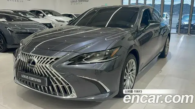 Lexus ES Executive 2025