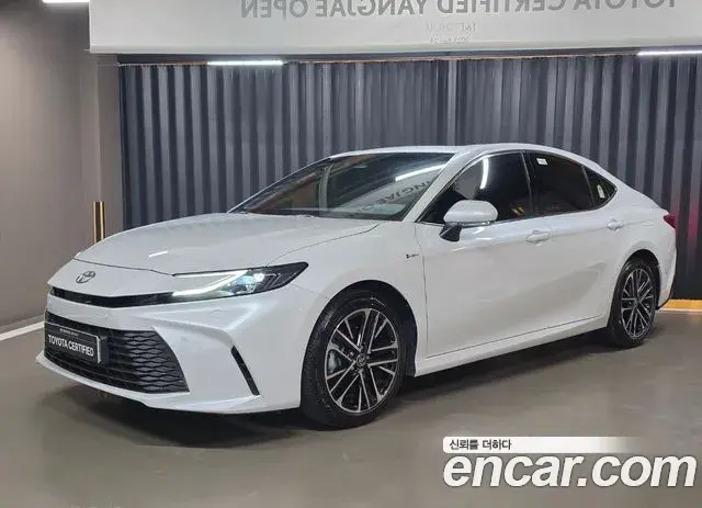 Toyota Camry 2.5 XLE Hybrid 2025