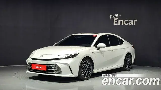 Toyota Camry 2.5 XLE Hybrid 2025