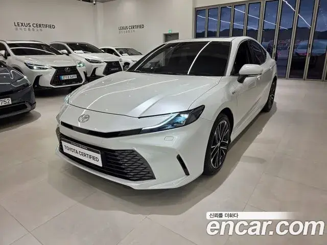 Toyota Camry 2.5 XLE Hybrid 2025