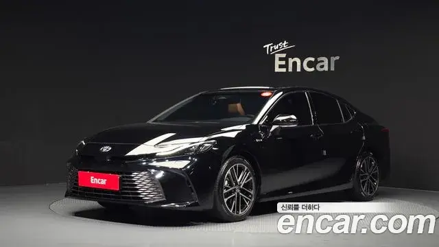 Toyota Camry 2.5 XLE Hybrid 2025