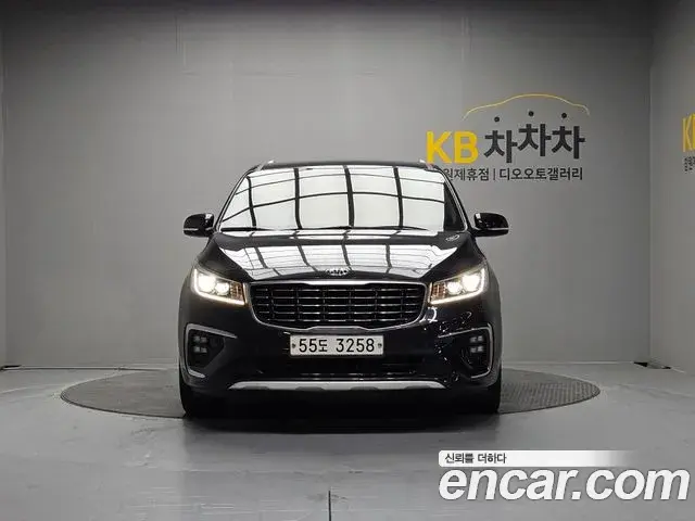 Kia Carnival 7-Seater Limousine VIP 2019