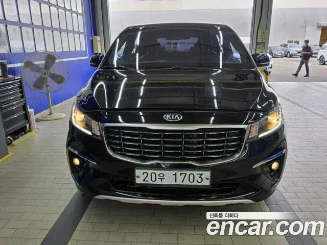 Kia Carnival 9-Seater Luxury 2019