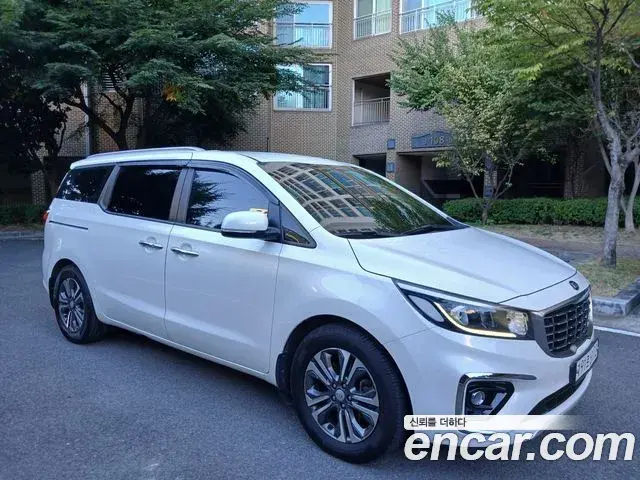 Kia Carnival 9-Seater Luxury 2020