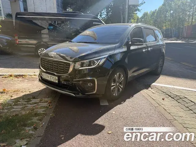 Kia Carnival 9-Seater Luxury 2020