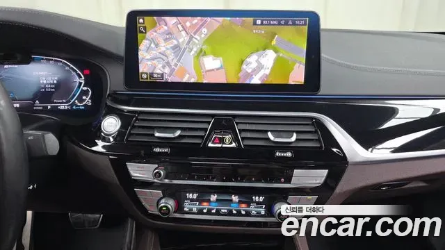 BMW 5-Series 530e M Sport 2021 — фото 13