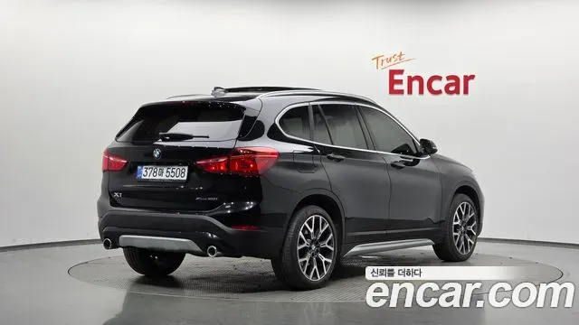 BMW X1 xDrive 20i xLine 2022 — фото 2