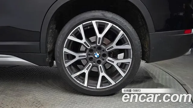BMW X1 xDrive 20i xLine 2022 — фото 21