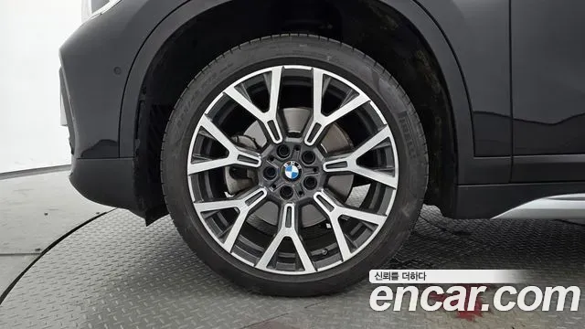 BMW X1 xDrive 20i xLine 2022 — фото 5