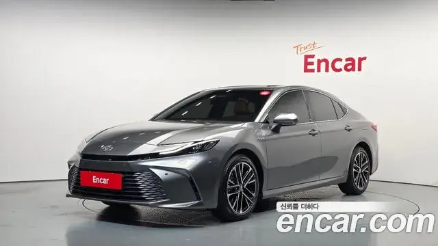 Toyota Camry 2.5 XLE Hybrid 2025