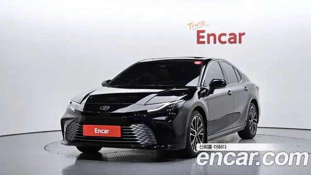 Toyota Camry 2.5 XLE Hybrid 2025