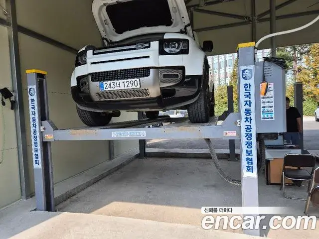 Land Rover Defender 110 P300 X-Dynamic SE 2024