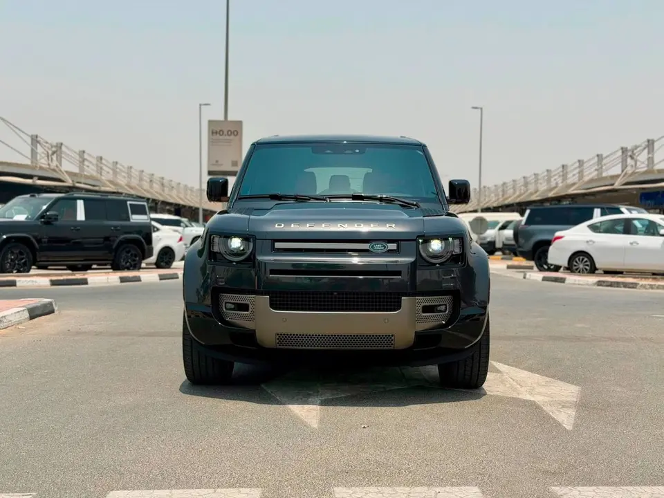 Land Rover Defender P400 2025