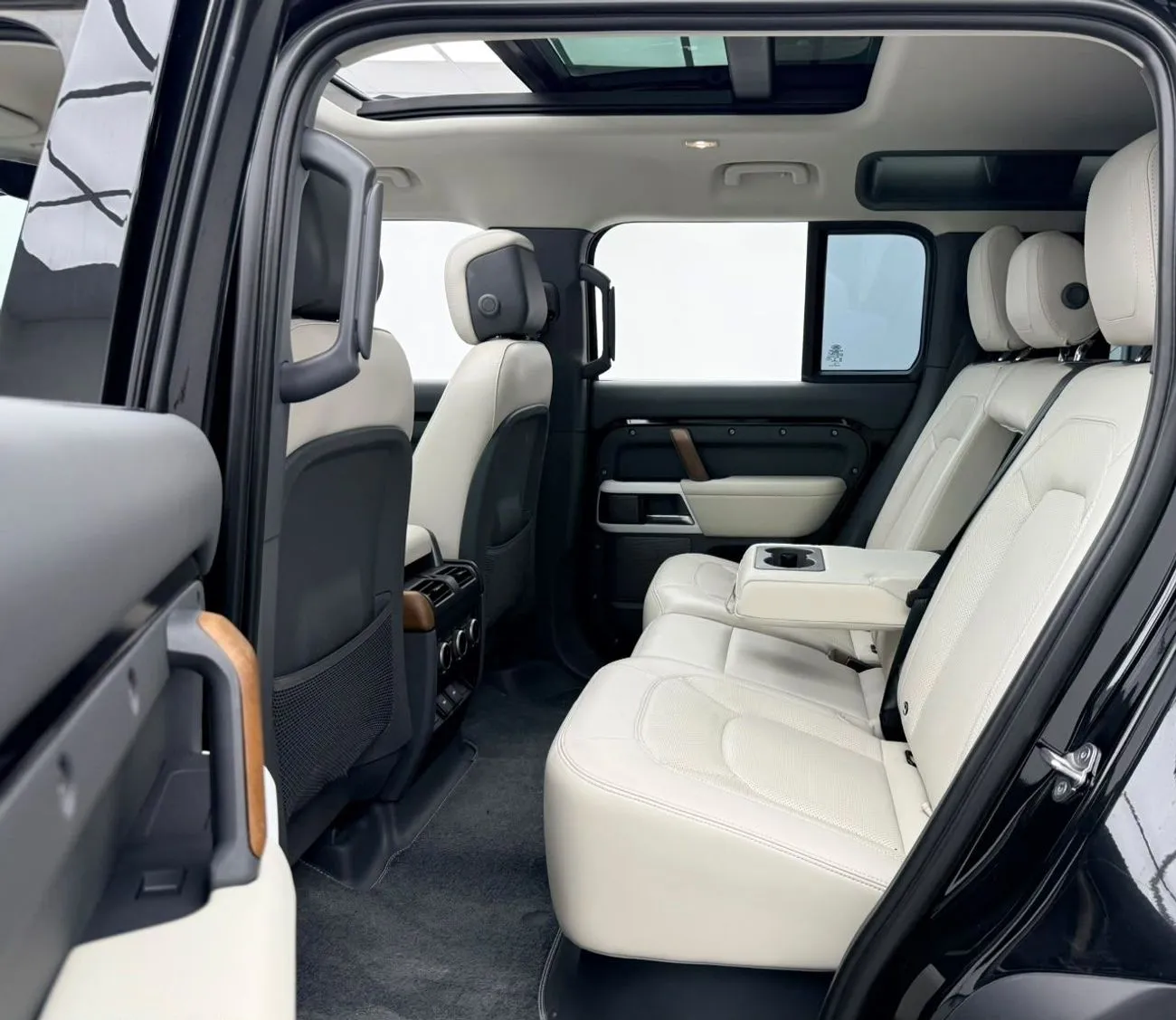 Land Rover Defender 110 HSE P400 2024 — фото 17